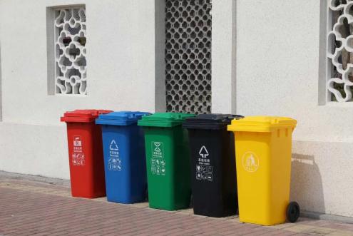 বাছাই ঢাকনা সহ 240L প্লাস্টিকের বিন চিলির স্কুলে যাচ্ছে
